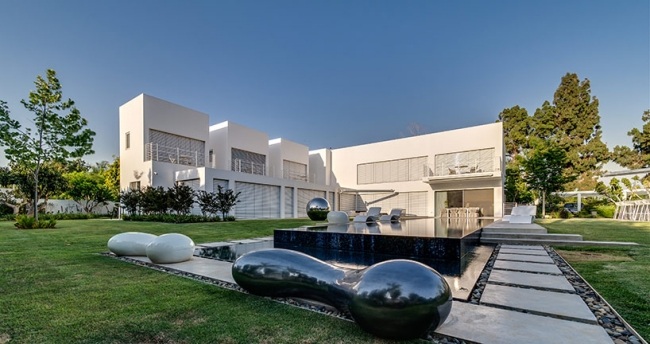 luxusný dom biela fasáda bazén potopenie nestor pieskovisko