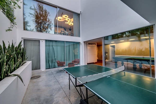 luxusný dom ping pong patio sklenené posuvné dvere