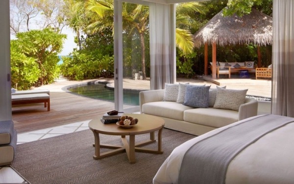 miestokráľsky luxusný hotel v záhrade na Maldivách