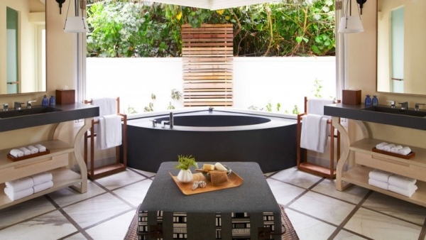 miestokráľsky luxusný hotel v kúpeľni na Maldivách