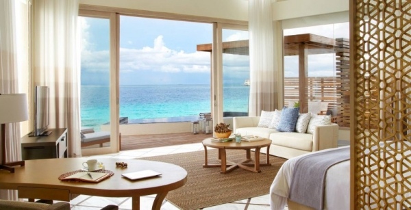 miestokráľsky luxusný hotel na výstupe z drevenej paluby