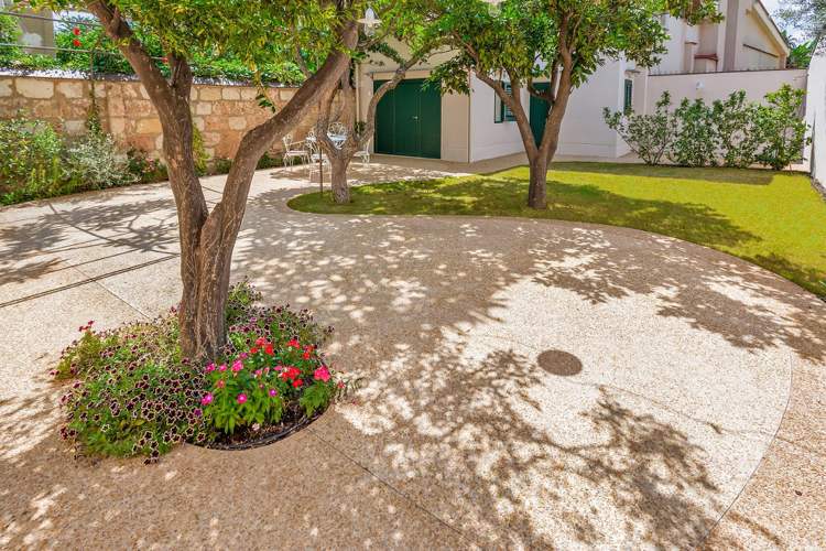 stredozemný-záhradný-design-stromy-pod-výsadba-štrk
