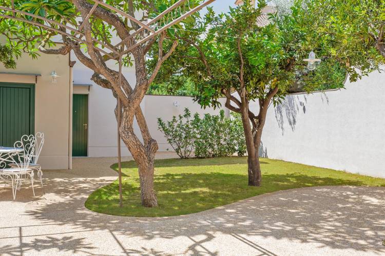 stredomorský-záhradný-dizajn-stromy-trávnik-kamienkový povrch