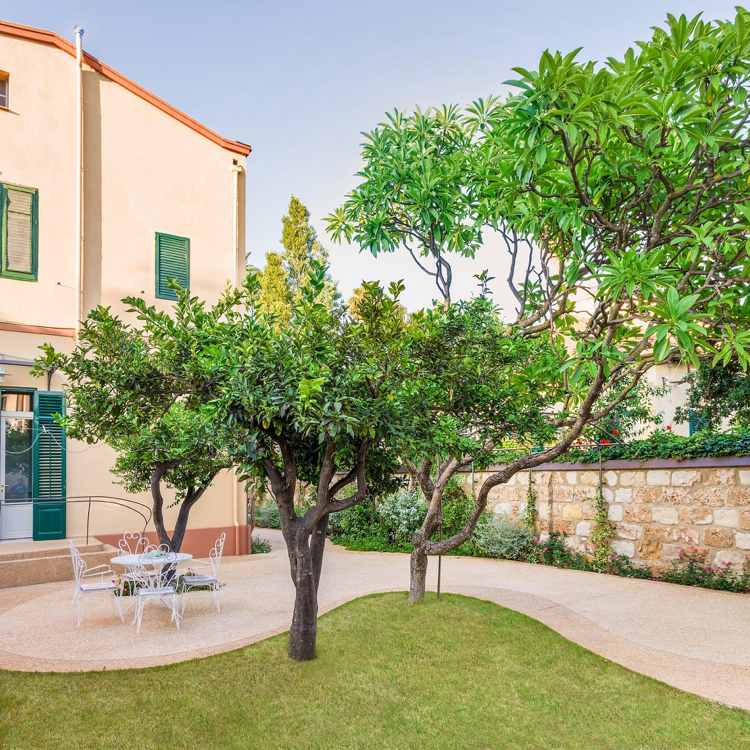 Prvky stredomorskej záhrady-stromy-posedenie-kamienkový povrch