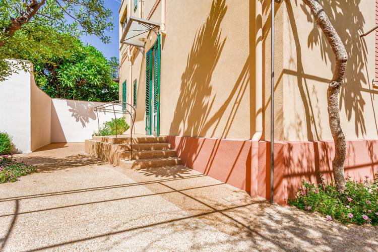 stredozemný-záhradný-dizajn-kamienková-fasáda-oranžovo-koralový