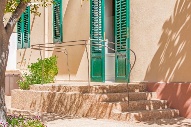 stredomorský-záhradný-dizajn-schody-epoxidovo-živicovo-viazaný-štrkový-povrch