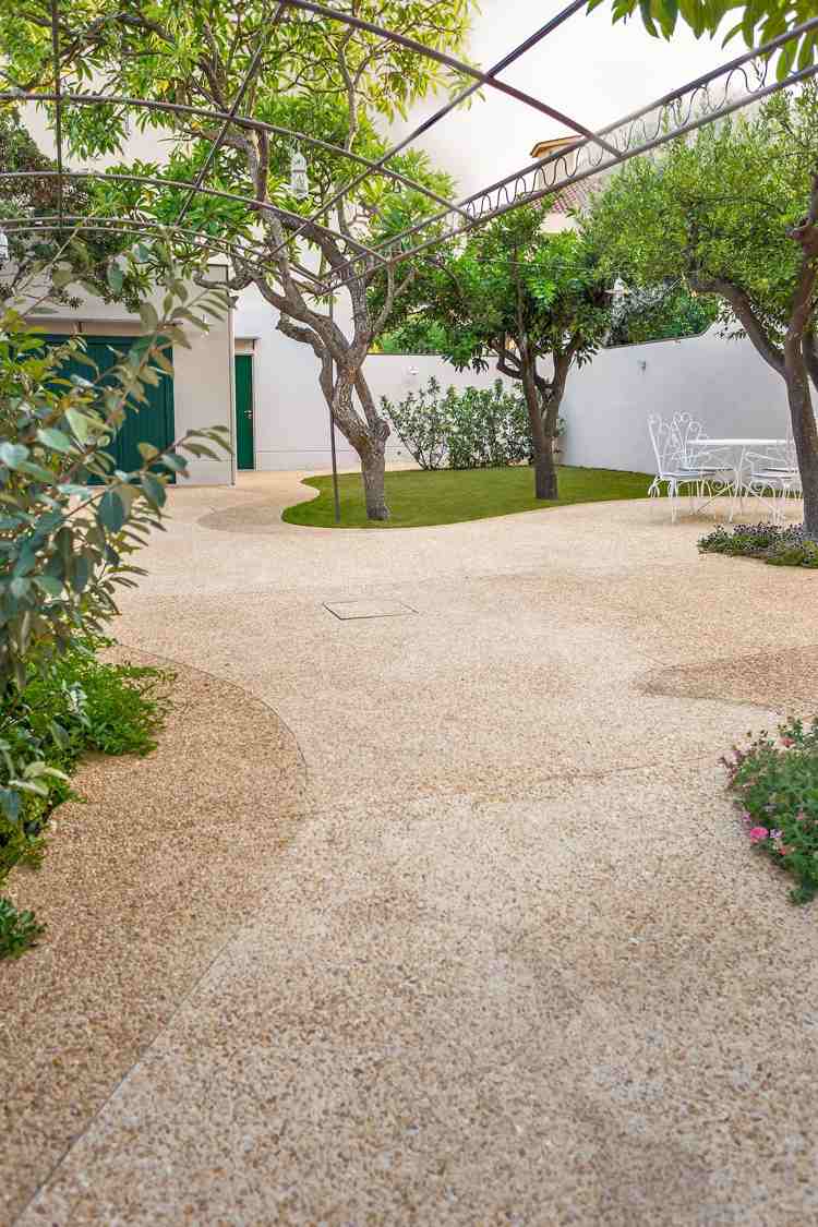 stredomorská záhrada pieskovo-ílovo viazaná okruhliakmi a epoxidmi