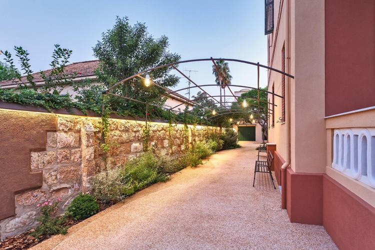 stredozemné-záhradné-osvetlenie-stena-nepriame-svetlo-závesné svetlá