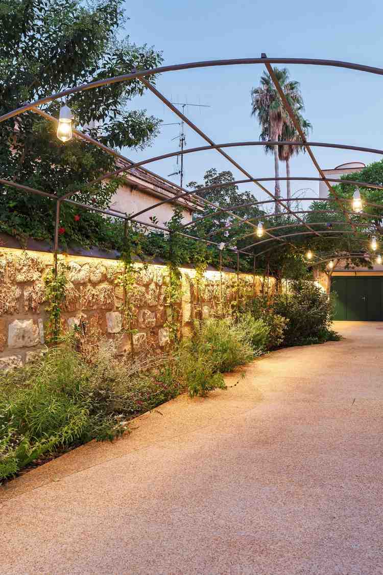 stredozemné-záhradné-osvetlenie-stena-nepriame-závesné svetlá