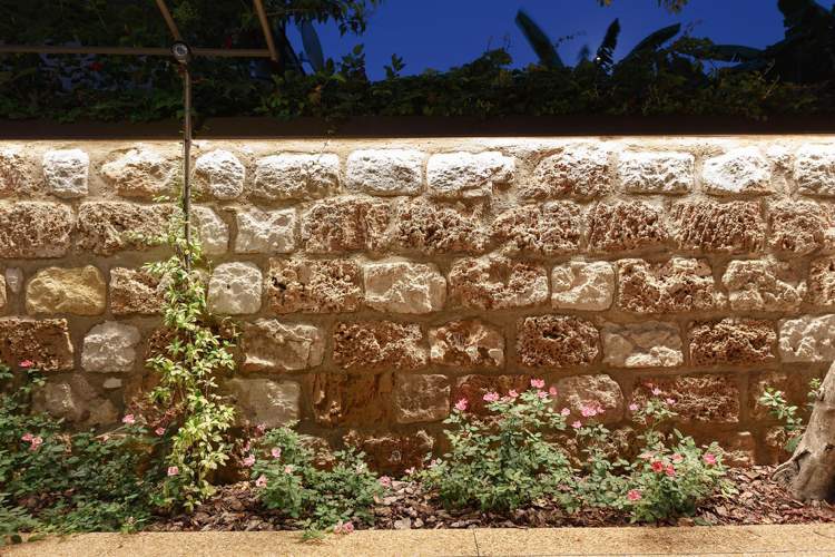 stredomorská záhradná stena-prírodný kameň-nepriame osvetlenie