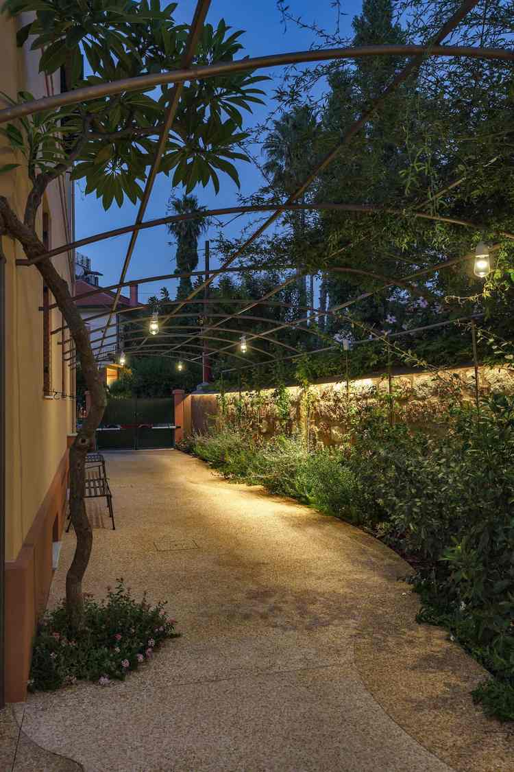 stredomorská záhrada-osvetlenie-stena-kovová konštrukcia