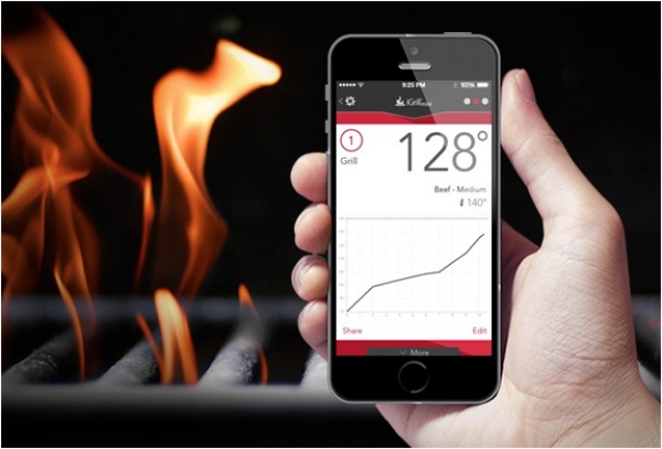 iGrill poskytuje presné informácie o procese grilovania igrill-operation-hand-phone-mobile