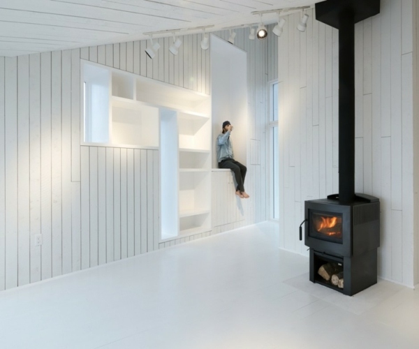 minimalistický interiér s krbom