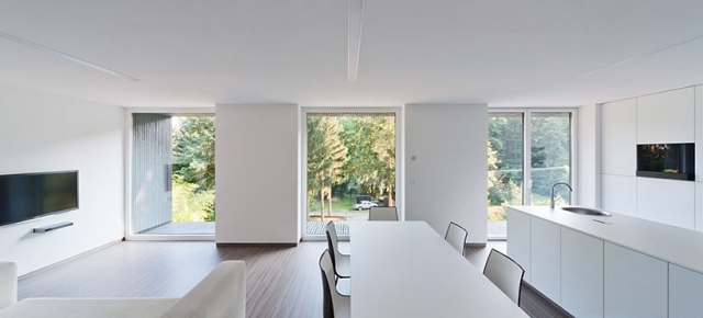 minimalistický interiér, biely dizajn kuchynského jedálenského stola