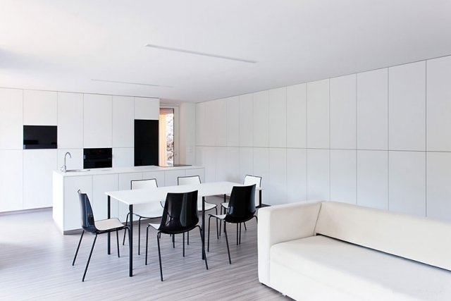 skrine bezúchytková vstavaná kuchyňa čiernobiely nábytok