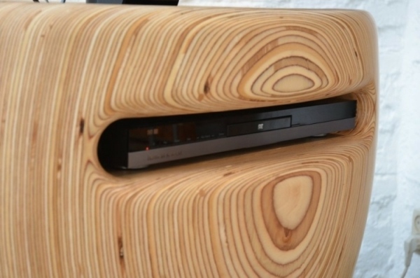 dizajnový televízny stojan vyrobený z videovýstupu z brezového dreva Televízny stojan z brezového dreva ponúka dizajnový video výstup