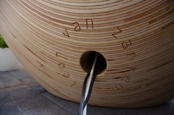 Televízny stojan vyrobený z káblového výstupu z brezového dreva skrytého v zadnej časti zariadenia Televízny stojan, výstup na kábel z brezového dreva skrytý na zadnej strane