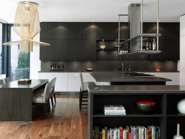 jedálenská kuchyňa, ostrov, jedálenský kút, tmavosivá biela doska, podlaha