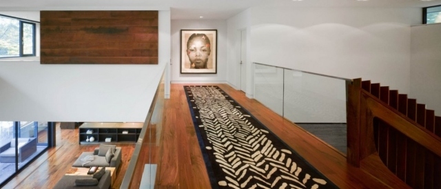 interiérový dizajn domu chodbový most drevené sklenené zábradlie