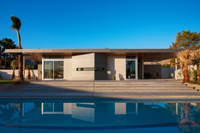 energeticky efektívny dom-bazén-plochá-strecha-palmy