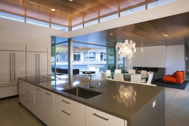 pustý dom-vnútri-kuchyňa-ostrov-prístup-terasa