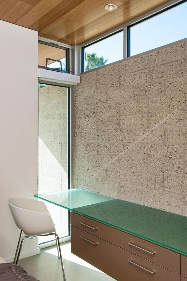 interiér púštneho domu spálňa - pracovný stôl okno denného svetla