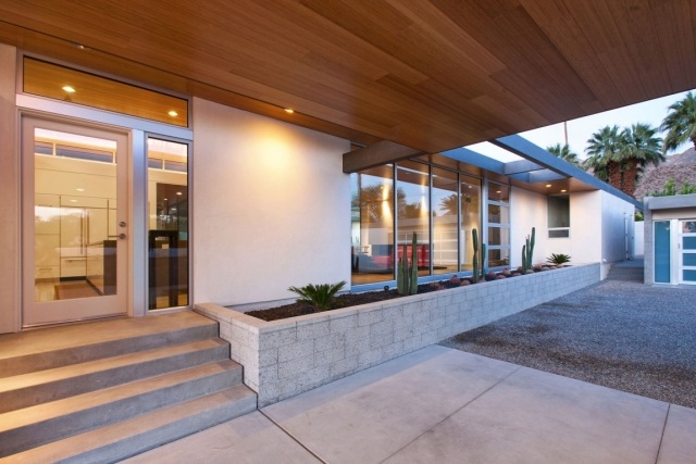 moderný dom-púšť-Kalifornia-vchod-vyvýšená posteľ