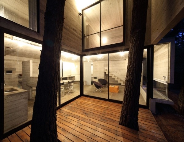 moderný prázdninový dom zo sklenenej a drevenej prednej terasy