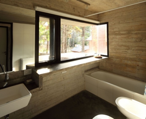 moderný dom zo skla a dreva kúpeľňa