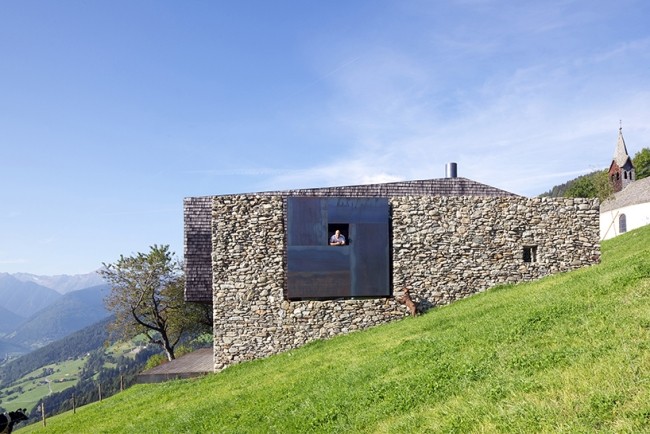 rekreačný dom na svahu kamenná fasáda malá dedina severné taliansko moderný rekreačný dom na svahu kamenná fasáda malá dedina severné taliansko
