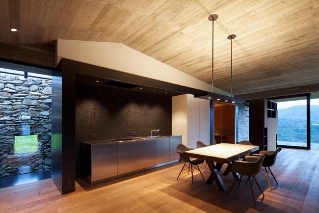 prázdninový dom interiérový dizajn drevo sklo kameň kuchyňa burgmeisterwolf prázdninový dom interiérový dizajn drevený strop sklo kamenná kuchyňa burgmeisterwolf