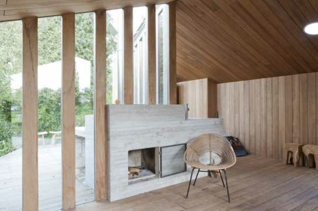 Záhradný prístrešok sklenený krb betónový drevený strop Sklenený krb betónový drevený strop podlahy steny