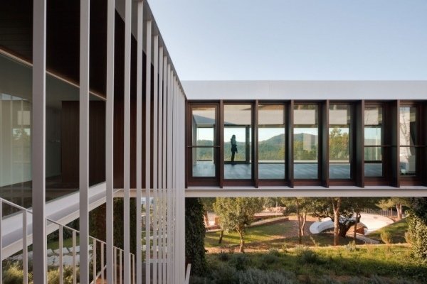 moderný dom na kopci-veľké-sklenené okná