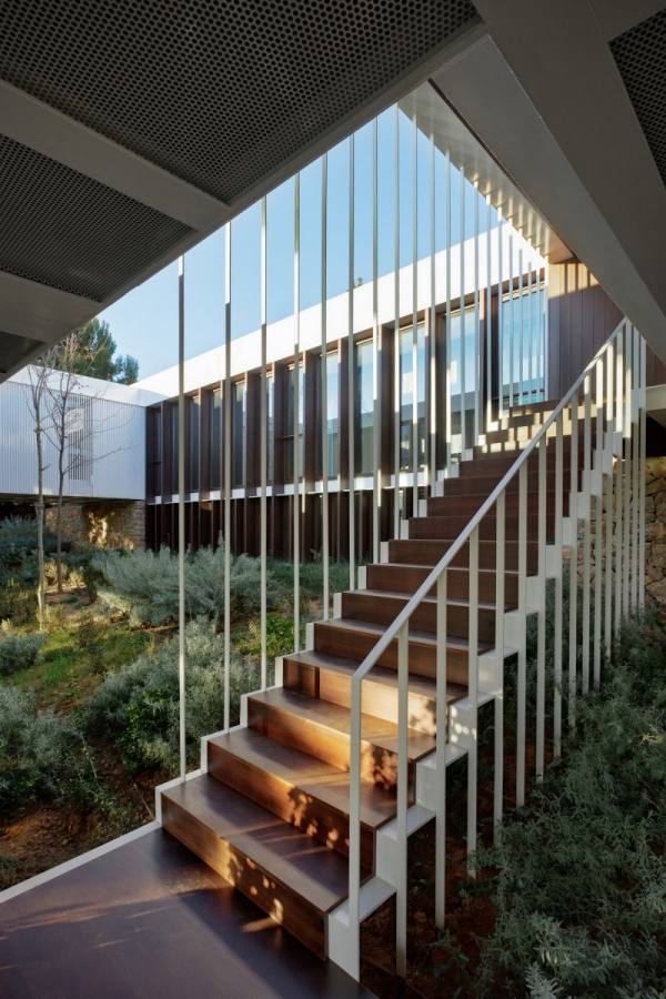 moderný dom na svahu prístupný vnútorný dvor