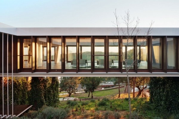 moderný dom na svahu-plávajúca konštrukcia