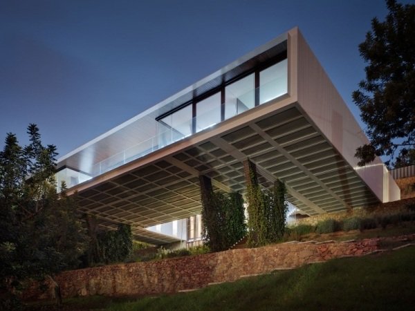 moderný dom na svahu-plávajúca konštrukcia-strmý svah