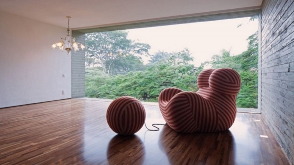 Fasádny betónový dom s plochou strechou StudioMK27, sklenené okná od podlahy až k stropu