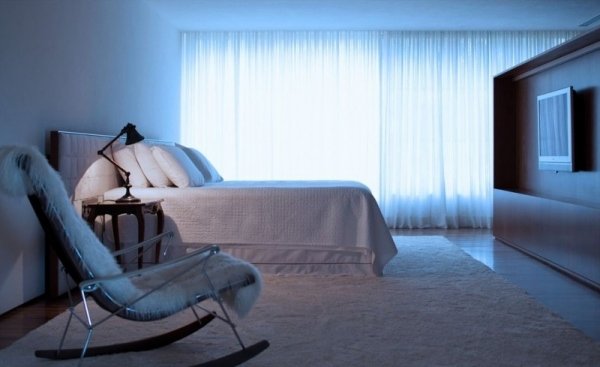 hojdacie kreslo do kožušinovej deky do spálne