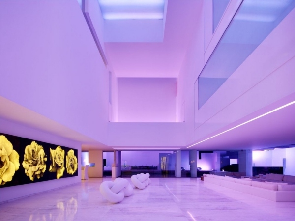 moderný dom-obývací priestor-led-osvetlenie