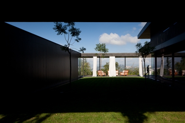 dvojposchodový dom portugalsko architektúra svah dvojposchodová moderná architektúra domu na svahu