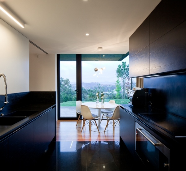 čierna kuchyňa sklenené okno jedálenský kút čierna kuchynská linka so sklenenými oknami od podlahy až k stropu