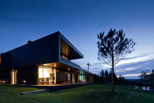 nočné osvetlenie betónový dom Portugalsko moderný dom portugalsko v noci osvetlenie