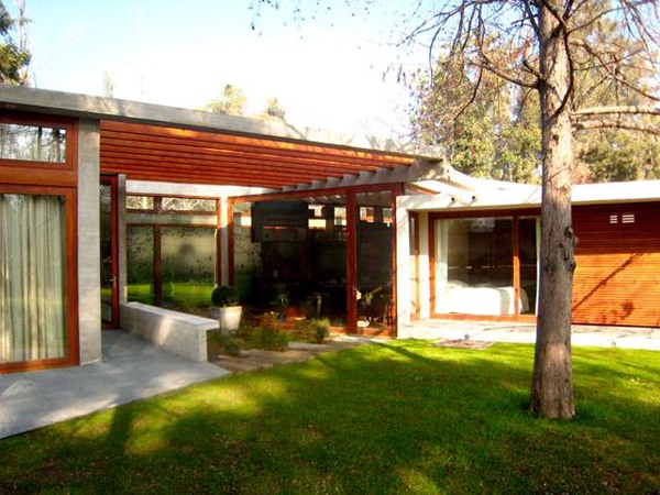 moderný dom pred lesom zaujímavá architektúra - drevená ochranná strecha