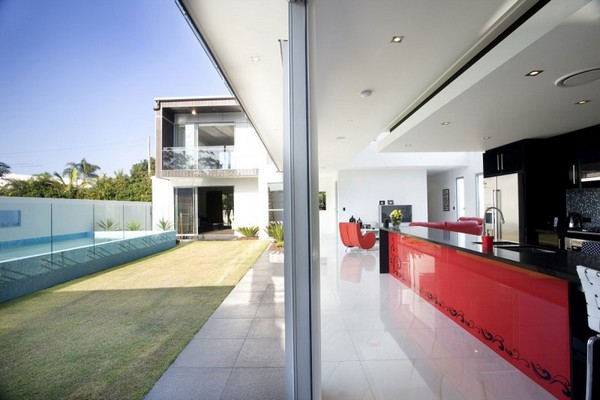 červený kuchynský ostrovček-minimalistický dekor červená kuchyňa moderný interiér