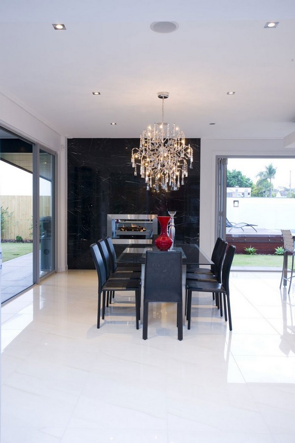 kráľovské jedálne čierne stoličky klasický čierny nábytok do jedálne