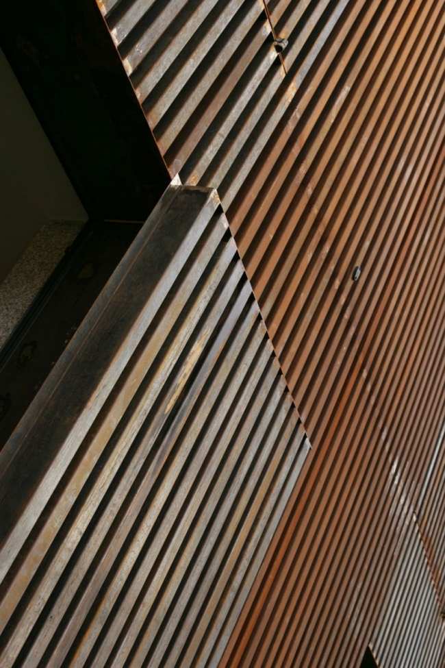 moderný dom rozšírenie kovová fasáda hrdzavý efekt