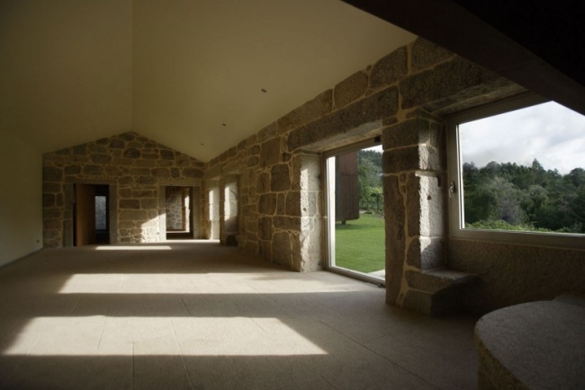 Poľnohospodársky dom Topos Atelier de Arquitectura prestavuje modernú sedlovú strechu