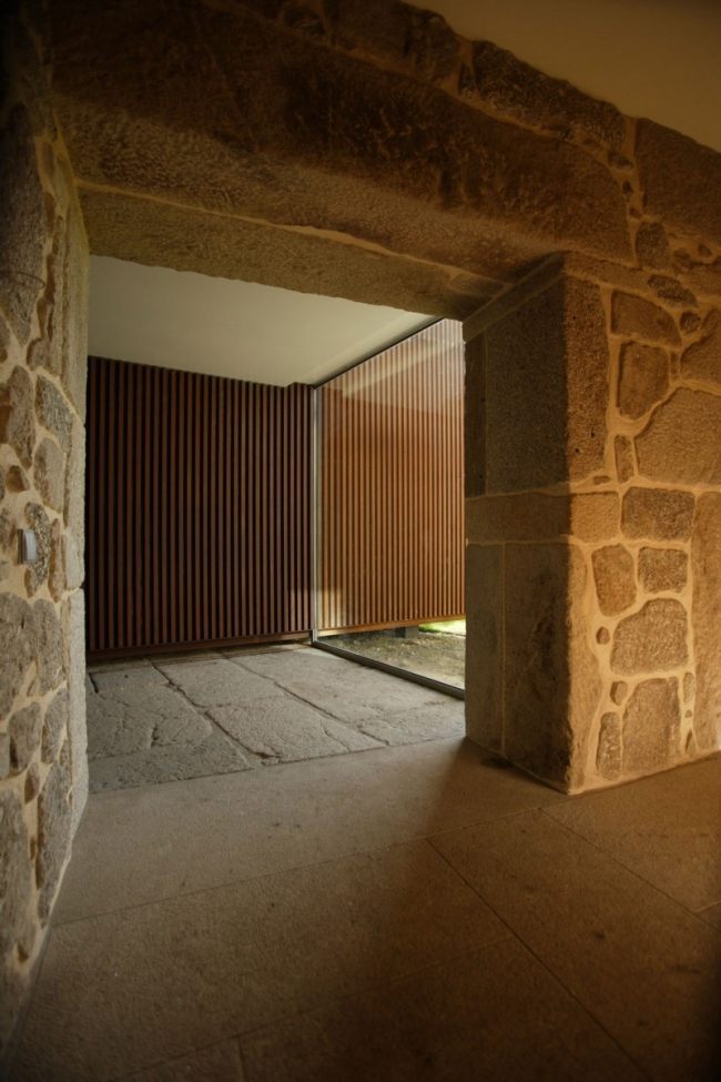 bývalý sedliacky dvor kamenné múry moderné interiérové ​​práce