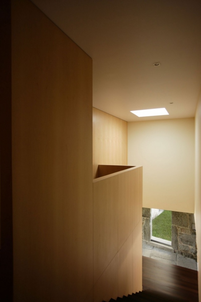 prestavba farmy na interiérové ​​úpravy schodov z drevenej skrine od podlahy k stropu