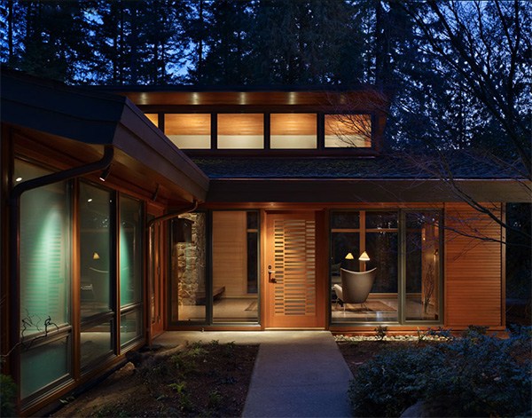 Chata modernej architektúry so sklenenou fasádou moderný drevený dom so sklenenou fasádou